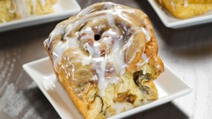 gastons-tavern-cinnamon roll wdw