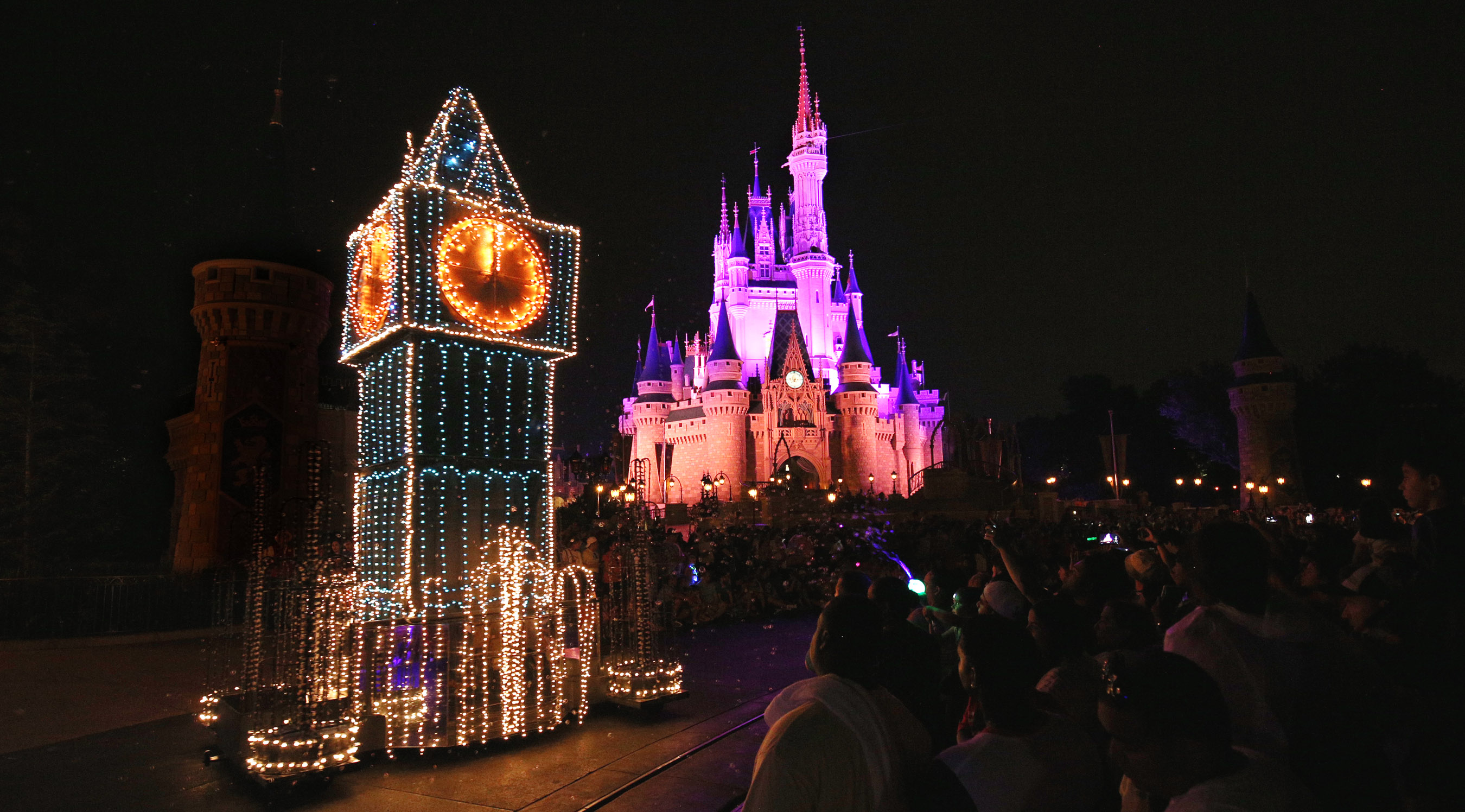 Last Chance to see Main Street Electrical Parade at Walt Disney World before it ‘Glows Away’ 